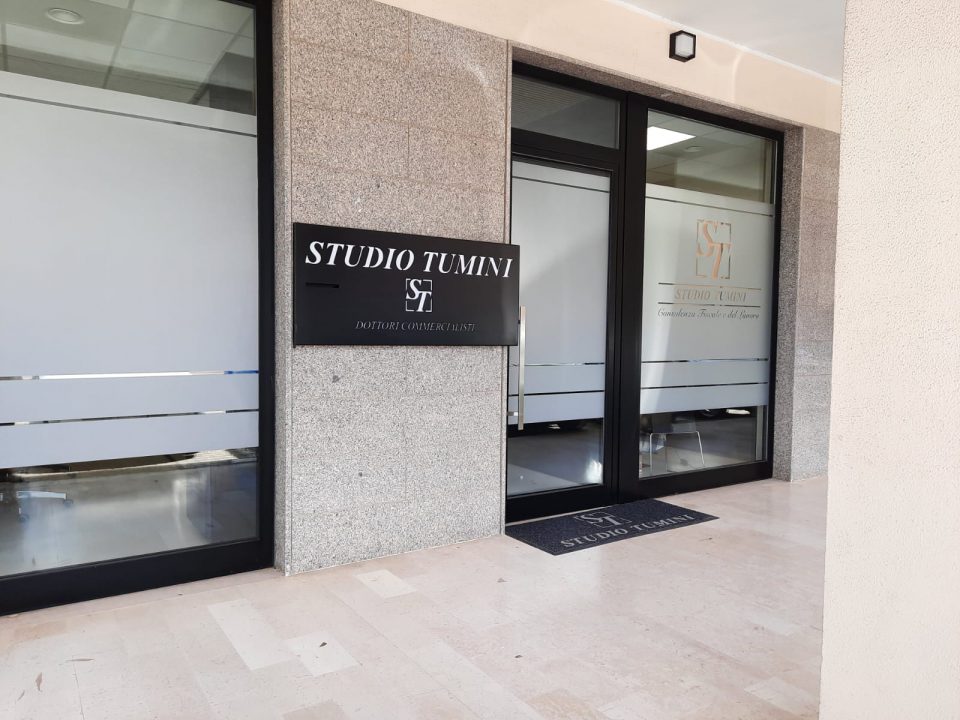 Allestimento vetrofanie effetto sabbiato/Tappeto Intarsiato